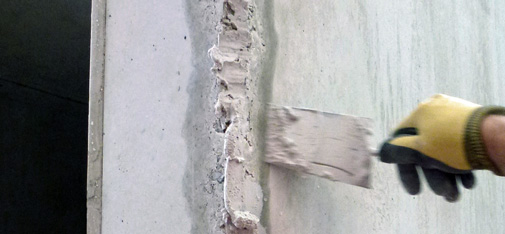 Reprofiling a broken edge on a freshly stripped moulding at a surface temperature of + 70 °C with Nafuquick HT.