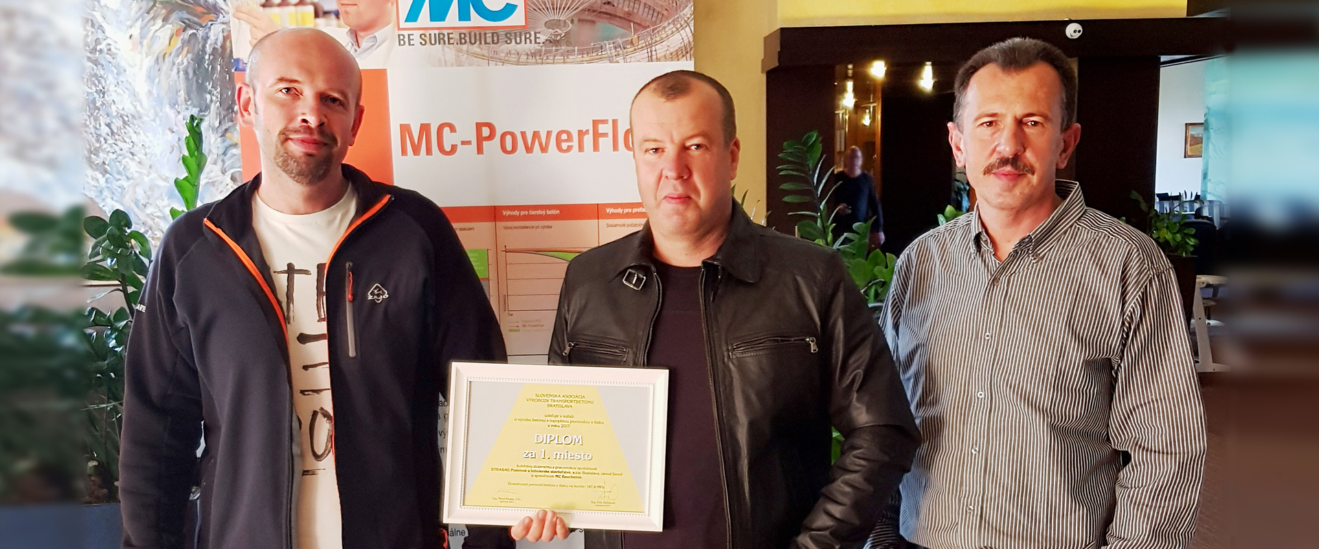 In the lobby of the Hotel Patria in Vysoké Tatry (High Tatras, Northern Slovakia), the MC team of Martin Struk, Michal Lehký and Milan Řičica (from left to right) proudly show off the certificate for first place in the SAVT competition for the strongest UHPC concrete. The Concrete Conference at which the prize was awarded was held here in October 2017.